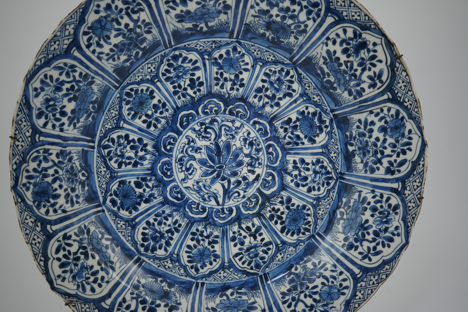 A Chinese blue and white charger, Kangxi period (1662-1722)